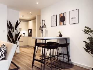 Modern 1-Bedroom Apartment near Kew Gardens with Free Parking & Workspace - 4
