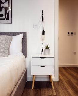 Modern 1-Bedroom Apartment near Kew Gardens with Free Parking & Workspace - 1