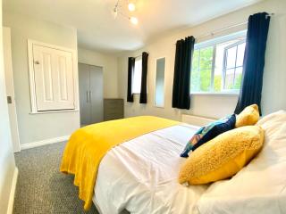 FREE PRIVATE PARKING! Oakley House and Garden! FULLY EQUIPPED 4 Comfy Beds - Corby - 2