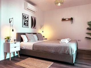 Luxe London Pad with Free Parking - 5