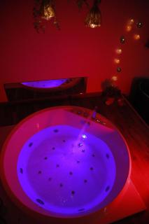 Loveroom atypique en duplex avec balnéo ronde et secret'room - - 5