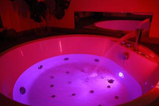 Loveroom atypique en duplex avec balnéo ronde et secret'room - - 2