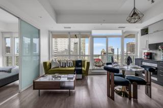 Deluxe 1BR Suite with bird's eye CN Tower Views - 9