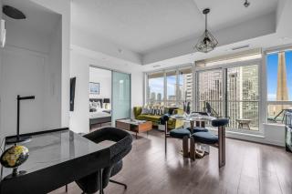 Deluxe 1BR Suite with bird's eye CN Tower Views - 3