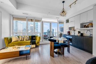 Deluxe 1BR Suite with bird's eye CN Tower Views - 4