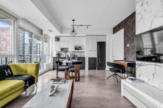 Deluxe 1BR Suite with bird's eye CN Tower Views - 8