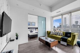 Deluxe 1BR Suite with bird's eye CN Tower Views - 1