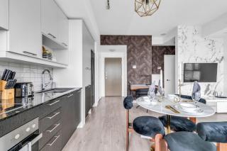 Deluxe 1BR Suite with bird's eye CN Tower Views - 5