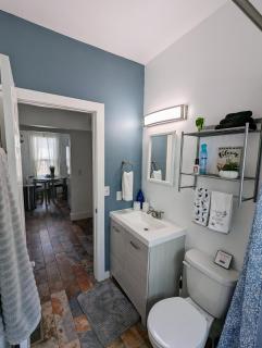 3 bedroom *Downtown* with Firepit - 2