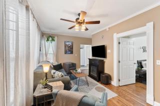 3 bedroom *Downtown* with Firepit - 8