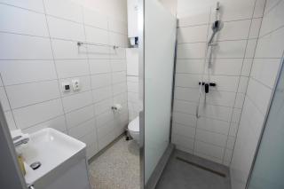 ALURE RESIDENCES 11 - 24h self check-in & private parking next to the apartment building included, CITY CENTER right on SNP Square in a quiet passage, new building, best deal in town - Banská Bystrica - 4