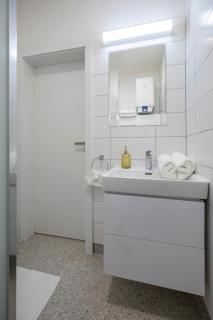 ALURE RESIDENCES 11 - 24h self check-in & private parking next to the apartment building included, CITY CENTER right on SNP Square in a quiet passage, new building, best deal in town - Banská Bystrica - 5