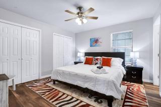 Sneaker themed house near Downtown SA with 3 king beds - San Antonio - 4