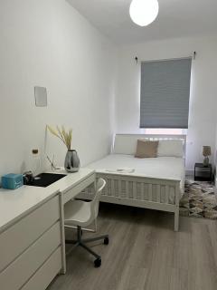 Comfortable Double Bed Located near City Centre, suitable for Contractors Health Care Professionals or long business stays in Coventry or delightful holidays in Coventry or within the West Midlands area Free Wifi Tea and Coffee Provided - Coventry - 3