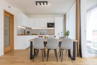 Prague Days - 2BDR Apt - Balcony - Garage Parking - Easy City Center Access - Prague - 7