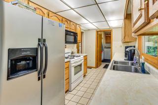 Germfask Home with Fire Pit, Grill and Yard Games! - Germfask - 5