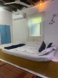 Peshagar Guest House - Hampi - 8
