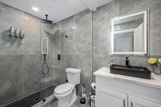 Charming 1BR Heights Apt with Pool and Free Park - 5