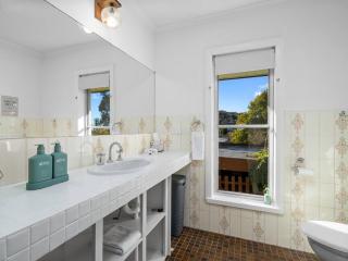Read Place Retreat - Albury - 5