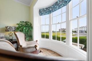 Luxury Georgian home, hot tub, sea view, private garden, sleeps 6 - Bognor Regis - 5