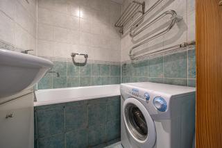 Cozy Central Apartment Near Beach with Parking - 2