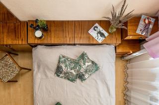 Cozy Central Apartment Near Beach with Parking - 7