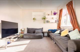 Cozy homestay room with garden view, free parking & fast Wi-Fi - 7