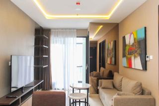Stunning and Comfy 2BR + Study Room at Sudirman Suites Apartment By Travelio - Giacarta - 0