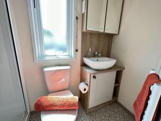Bee Hive Hot Tub lodge with Free Hoburne Passes - South Cerney - 1