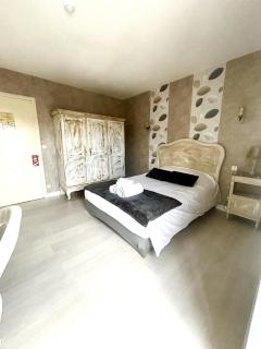 Hotel Central - Chaunay - 9