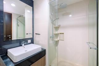 Nice and Elegant 1BR at The Kensington Royal Suites Apartment By Travelio - Yakarta - 3