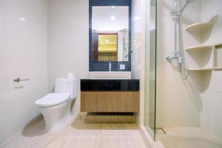 Nice and Elegant 1BR at The Kensington Royal Suites Apartment By Travelio - Yakarta - 4