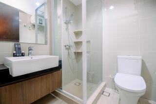 Nice and Elegant 1BR at The Kensington Royal Suites Apartment By Travelio - Yakarta - 5