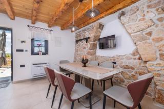 Villa Melary with Pool and Jacuzzi - 2