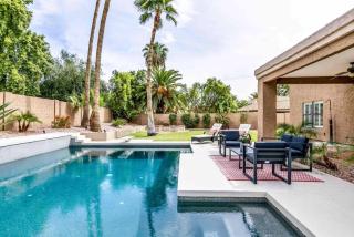 Huge Backyard W Heated Pool, Fire Pit & Bbq - 1