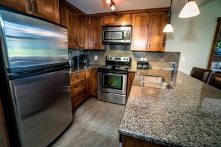 Spacious Penthouse Suite-king Beds-pool & Hot Tub - Canmore - 2
