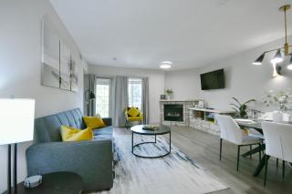 Horseshoe Valley Bliss - Luxe Condo Retreat with Jacuzzi - Top Floor Romance - Self-Check-in - Indoor & Outdoor Heated Pool Haven - Shanty Bay - 2
