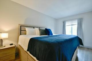 Horseshoe Valley Bliss - Luxe Condo Retreat with Jacuzzi - Top Floor Romance - Self-Check-in - Indoor & Outdoor Heated Pool Haven - Shanty Bay - 4