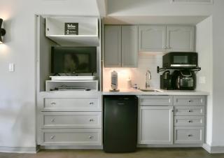 Valley Vista Retreat - Luxe Studio - Top Floor Serenity - Romantic Getaway - Heated Pool Haven - Shanty Bay - 5