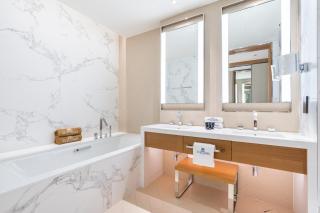 Deluxe 3BR Home in Address Opera with Full Burj View - Dubai - 7