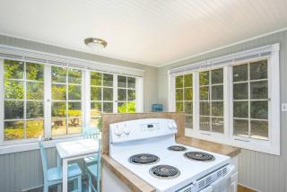 Adorable Cottage Among Trees Close To Everything - Vancouver - 4