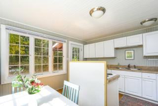 Adorable Cottage Among Trees Close To Everything - Vancouver - 3