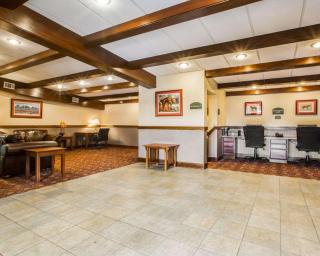 Clarion Inn & Suites at the Outlets of Lake George - 8