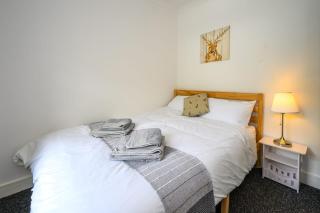 Cwmparc Cottage Very Special Welsh Valley Home by StayStaycations - Treorky - 8