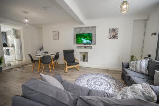 Cwmparc Cottage Very Special Welsh Valley Home by StayStaycations - Treorky - 1