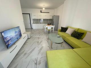 Beachside Charm Apartment - Golem - 0