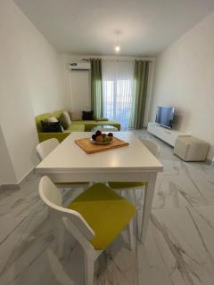 Beachside Charm Apartment - Golem - 9