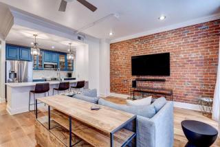 Location! Charming 2br Brick Walls, Walk To Fq - New Orleans - 0
