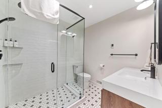 The Marigold - Gorgeously remodelled PEC farmhouse - 3