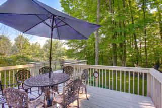 Manor Green Cedar Home with Fire Pit, 3 Mi to Lake! - Cedar - 0